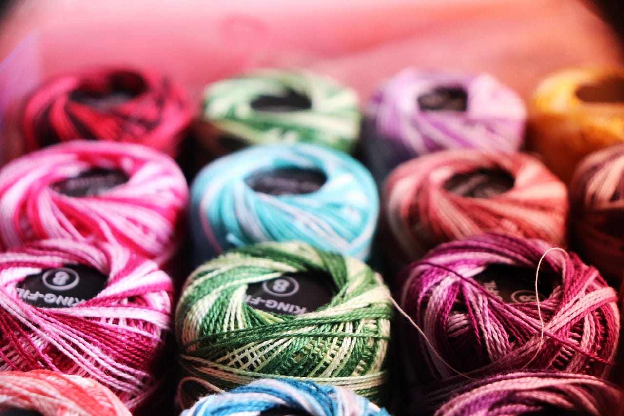 Thread in more than two hundred colours. The thread must match the cloth, not the button.