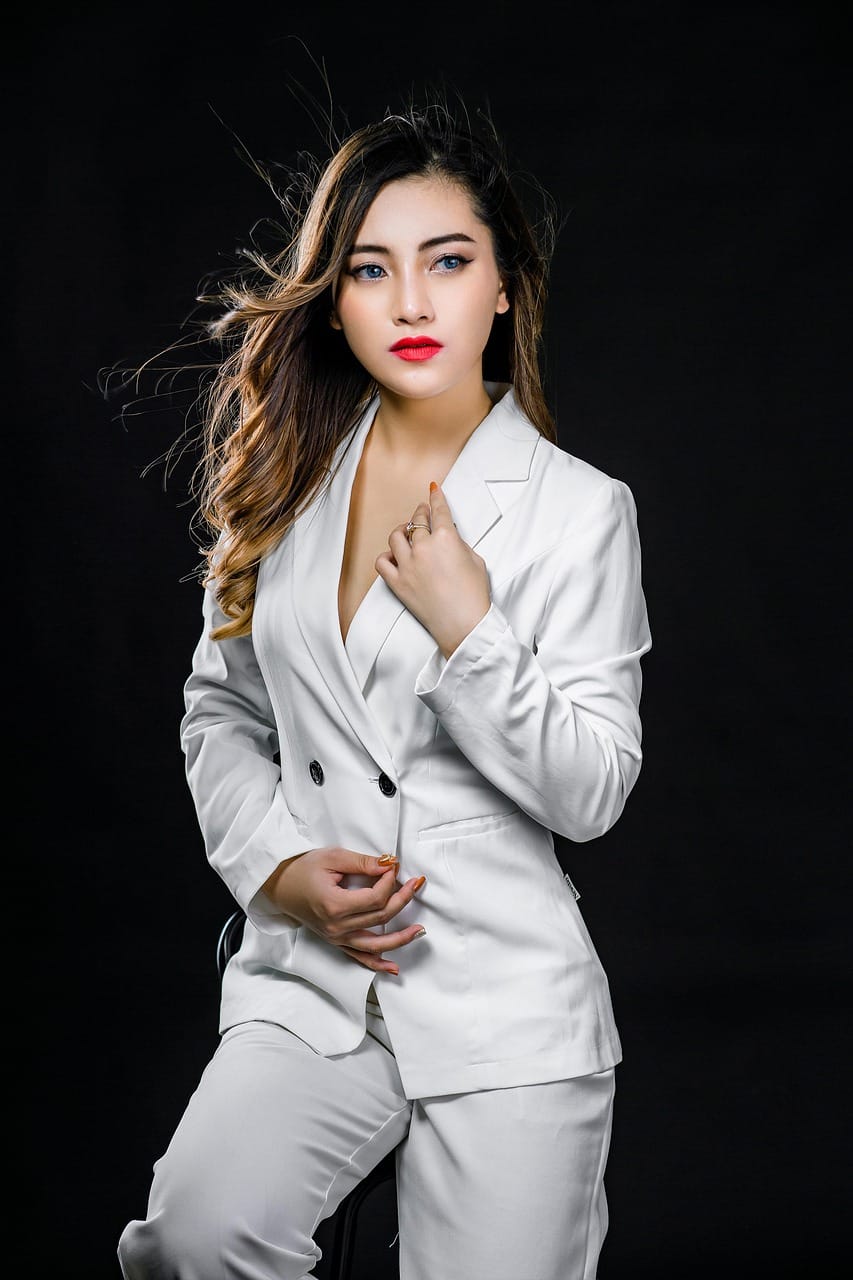 Soft tailoring at Aubier: a white suit with a long jacket and wide trousers.